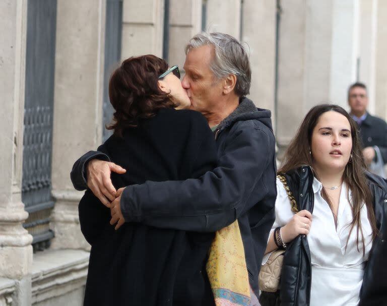 Viggo Mortensen y Ariadna Gil se besan en las calles de Madrid tras 14 años juntos