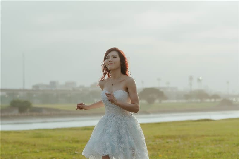 吳申梅披白紗在河濱公園拍MV。（圖／放音樂提供）