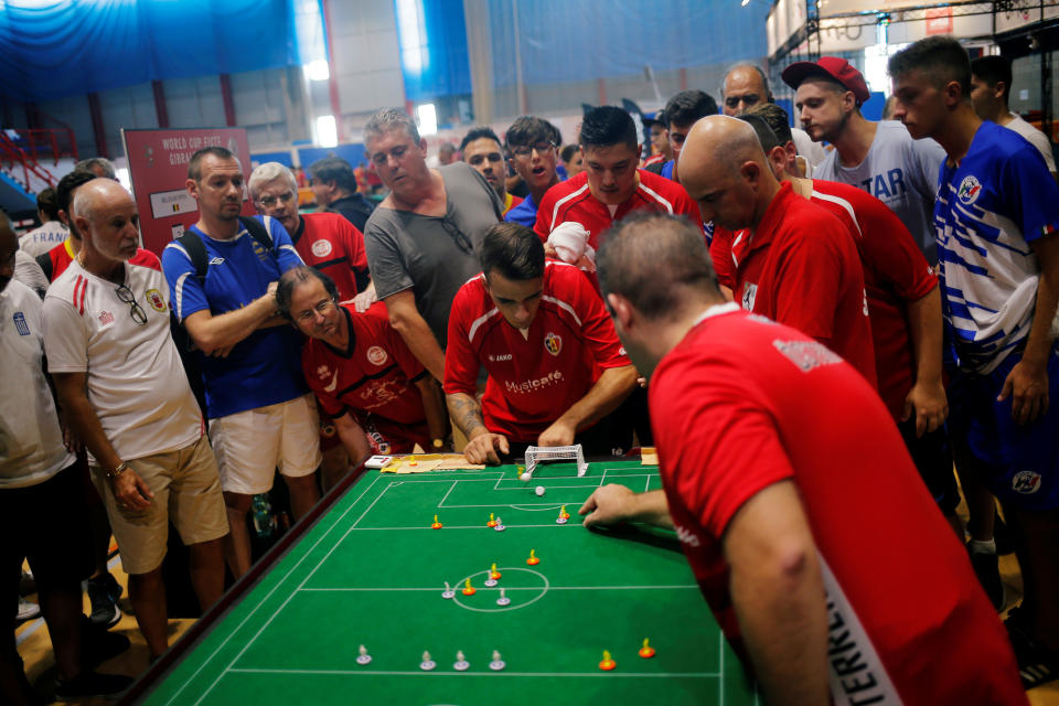 <p>In Gibraltar wird die Weltmeisterschaft im Sports Table Football ausgetragen. Dabei bewegen die Teilnehmer ihre Miniatur-Fußballfiguren per Hand über das Spielfeld. (Bild: Reuters/Jon Nazca) </p>