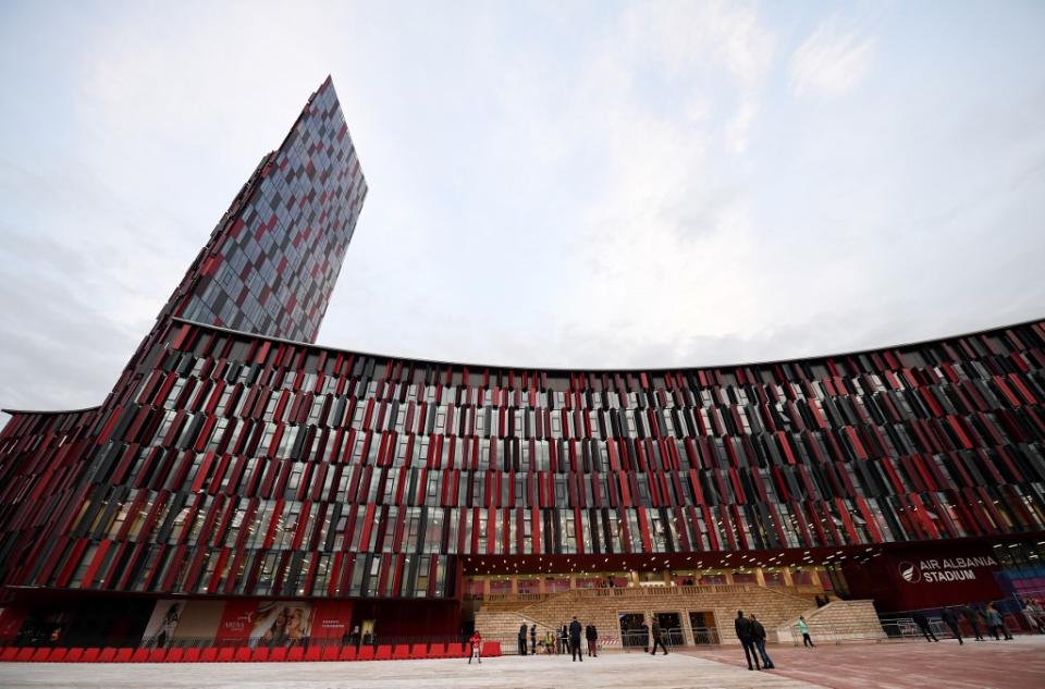 Ce soir, l'équipe de France va entrer dans l'histoire du sport albanais. En effet, c'est qu'aujourd'hui qu'est inauguré l'Air Albania Stadium de Tirana, le nouveau stade national du pays. Avec son architecture particulière - il possède la plus haute tour de la capitale -, il peut accueillir 22 000 personnes. Il a coûté 75 millions d'euros. (crédit AFP)