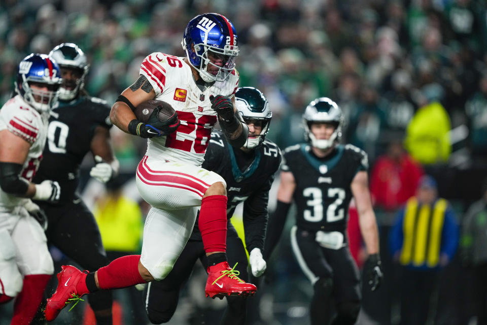 FILE - New York Giants running back Saquon Barkley runs for a touchdown against the Philadelphia Eagles during the second half of an NFL football game Monday, Dec. 25, 2023, in Philadelphia. The Philadelphia Eagles have agreed to contracts with former New York Giants running back Saquon Barkley and former New York Jets defensive end Bryce Huff, two people familiar with the deals told The Associated Press on Monday, March 11, 2024. (AP Photo/Matt Rourke, File)