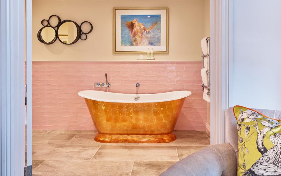 The Bird, hotel in Bath, England, copper bathtub