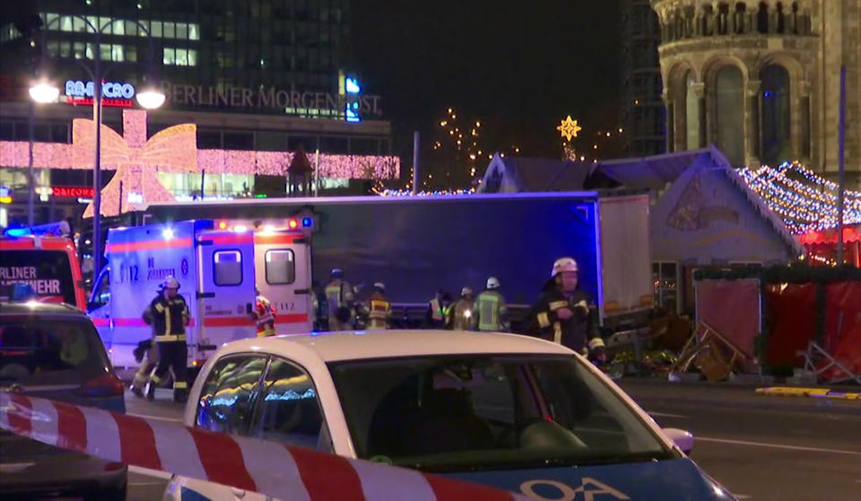 Im Dezember 2016 raste ein Terrorist mit einem Lkw auf einen Berliner Weihnachtsmarkt. (Bild: AP Photo)