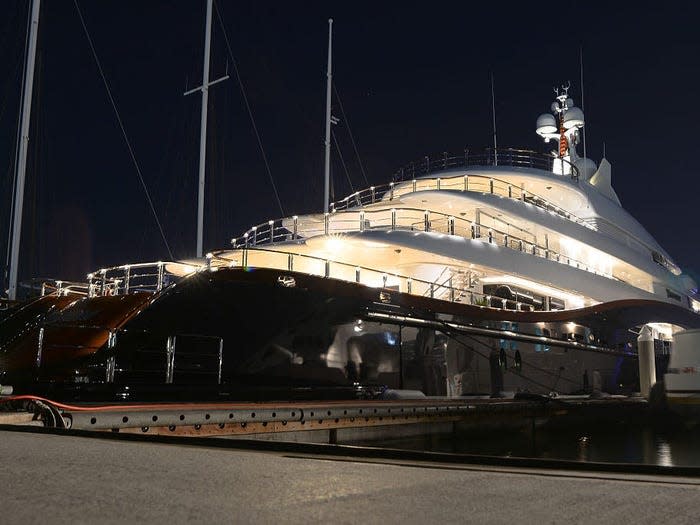 Eine Rückansicht der knapp 88 Meter langen Superyacht "Nirvana", die dem reichsten Mann Russlands gehören soll. - Copyright: NurPhoto/NurPhoto / Getty Images