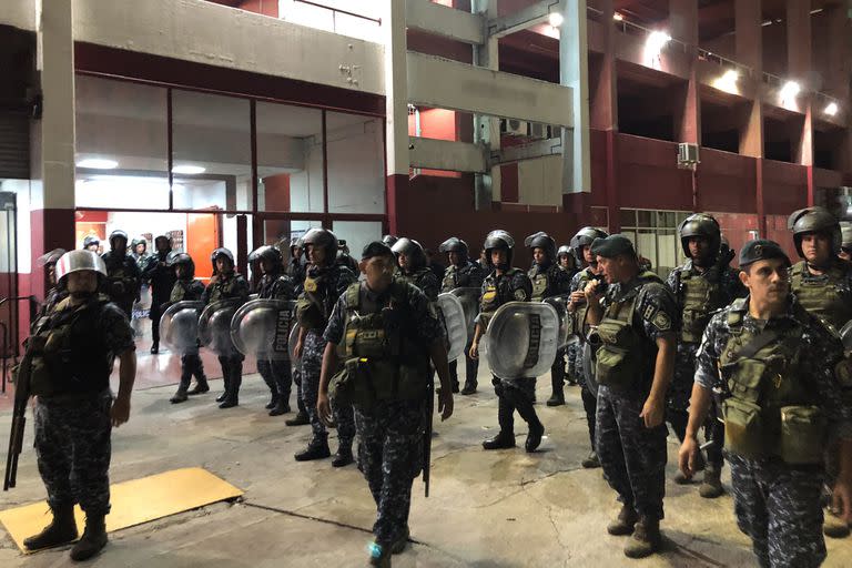 La policía bonaerense, parapetada en los ingresos del Libertadores de América para evitar disturbios en las protestas de los hinchas, durante el último partido de los Rojos en la Copa de la Liga Profesional