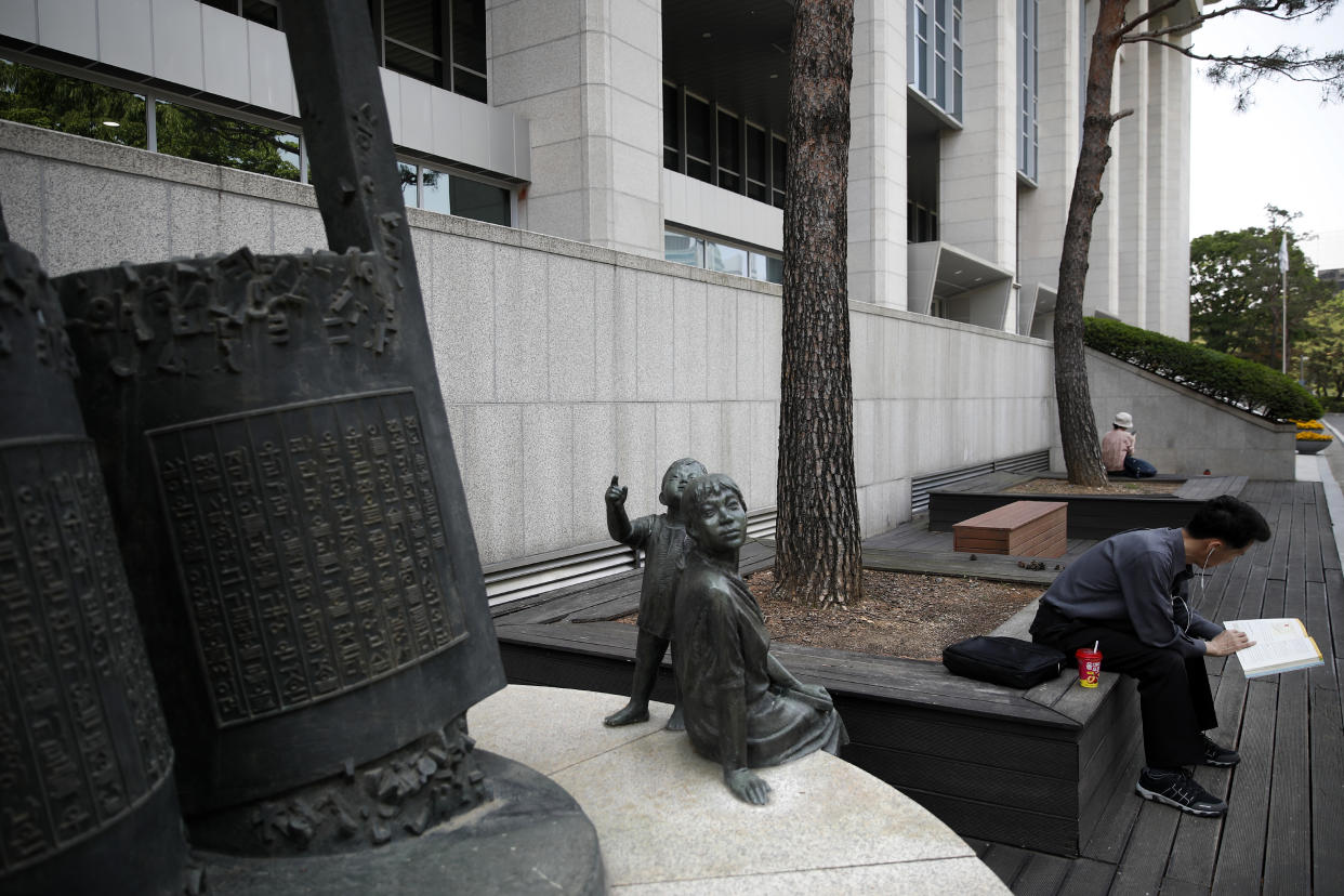 Estatuas que representan a niños afuera de la Biblioteca Nacional en Seúl, Corea del Seúl, la cual prohíbe el acceso a personas menores de 16 años sin un permiso especial, el 16 de mayo de 2023. (Woohae Cho/The New York Times).