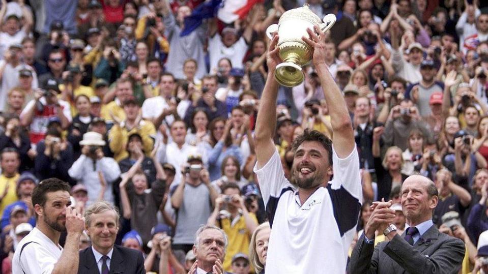 Goran Ivanisevic sosteniendo el trofeo de Wimbledon en 2001