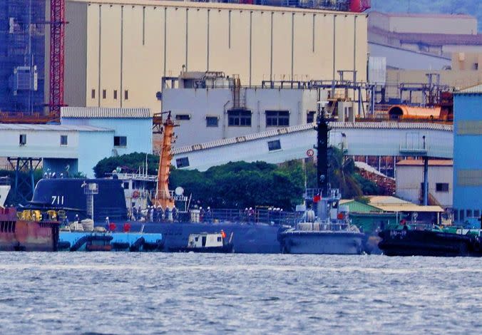 國造潛艦海鯤艦相關裝備陸續安裝完成，於十五日下午海鯤艦執行出塢程序，進行泊港測試（HAT）項目。（記者黃富貴攝）