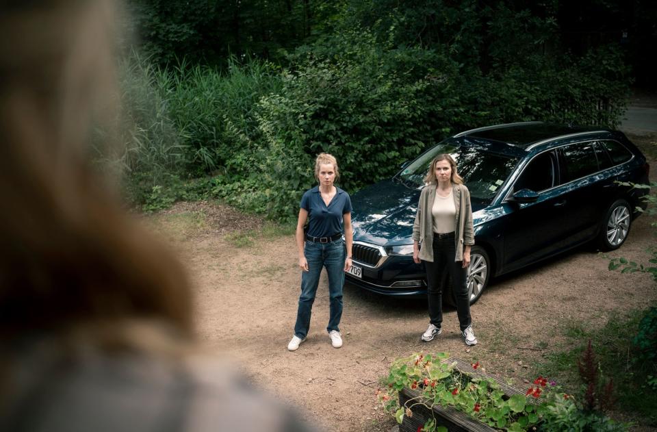 Entführte Kinder, Verschwörungstheoretiker, Geschäftemacher: Karin Gorniak (Karin Hanczewski) und Leonie Winkler (Cornelia Gröschel) treffen bei ihren Ermittlungen auf seltsame Charaktere. (Bild: MDR / MadeFor / Marcus Glahn)