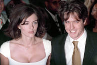 Su relación con Hugh Grant fue un impulso para su carrera (estuvieron juntos hasta el año 2000). Con esta media melena con aires a lo Jackie Kennedy acudió al estreno de 'Nueve meses' (1995) en Los Ángeles. (Foto: Kypros / Getty Images)