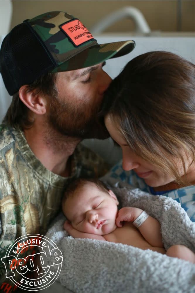 Canaan Smith and wife Christy with newborn daughter Virginia | Bella Baby Photography