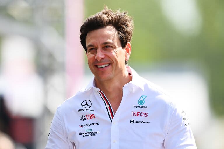 A Toto Wolff, jefe y accionista de Mercedes, ahora le va mejor en los números externos a las pistas que en los de tiempos; su escudería incrementó en 175 trabajadores el plantel y pasó de 1114 en 2022 a 1289 el año pasado.