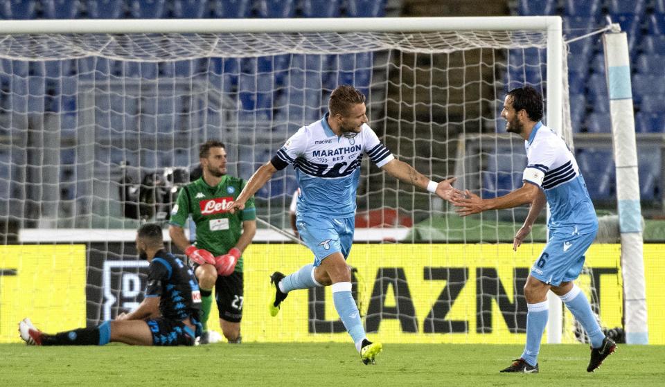 El jugador del Lazio, Ciro Immobile, centro, celebra con su compañero Marco Parolo tras anotar en el partido de la Serie A contra Napoli en el Estadio Olímpico de Roma, el sábado 18 de agosto de 2018. (Claudio Peri/ANSA via AP)