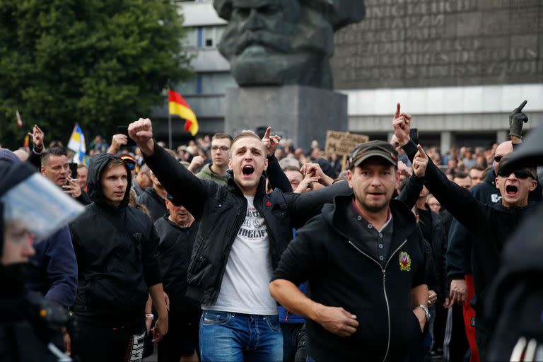 Manifestantes de ultraderecha protestaron ayer en Chemnitz, este de Alemania