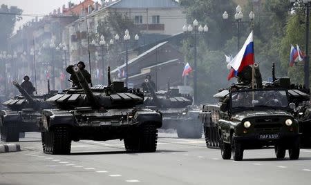 Russian servisemen drive T-72 main battle tanks during a parade to mark the 70th anniversary of the end of the World War Two in the Far Eastern city of Yuzhno-Sakhalinsk, Russia, September 2, 2015. REUTERS/Sergei Krasnoukhov