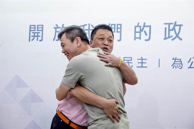 林為洲（右）竹北市長初選民調險勝竹北市代會主席林啟賢（左），2人握手後擁抱。（羅浚濱攝）