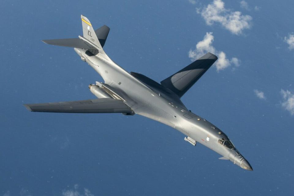 美軍 B-1B「槍騎兵」（Lancer）戰略轟炸機，因可攜帶最高達 36 枚反艦或對地攻擊巡弋飛彈，被分析稱是美軍史上前所未有的反艦火力。   圖：擷取自推特@AircraftSpot