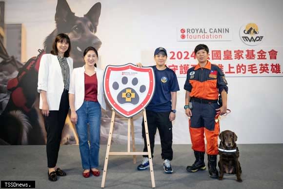 左起：臺灣工作犬發展協會理事長關心羚醫師、法國皇家台灣香港總經理張堇琪、臺灣工作犬發展協會秘書長戴安娜與領犬員羅浩芳合照。