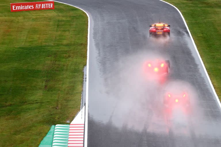 El spray que arrojan los monoplaza es notoriamente mayor al del Safety Car, por lo cual los pilotos opinan que se deben hacer vueltas de prueba con sus autos para corroborar que las pistas estén en condiciones en días de lluvia