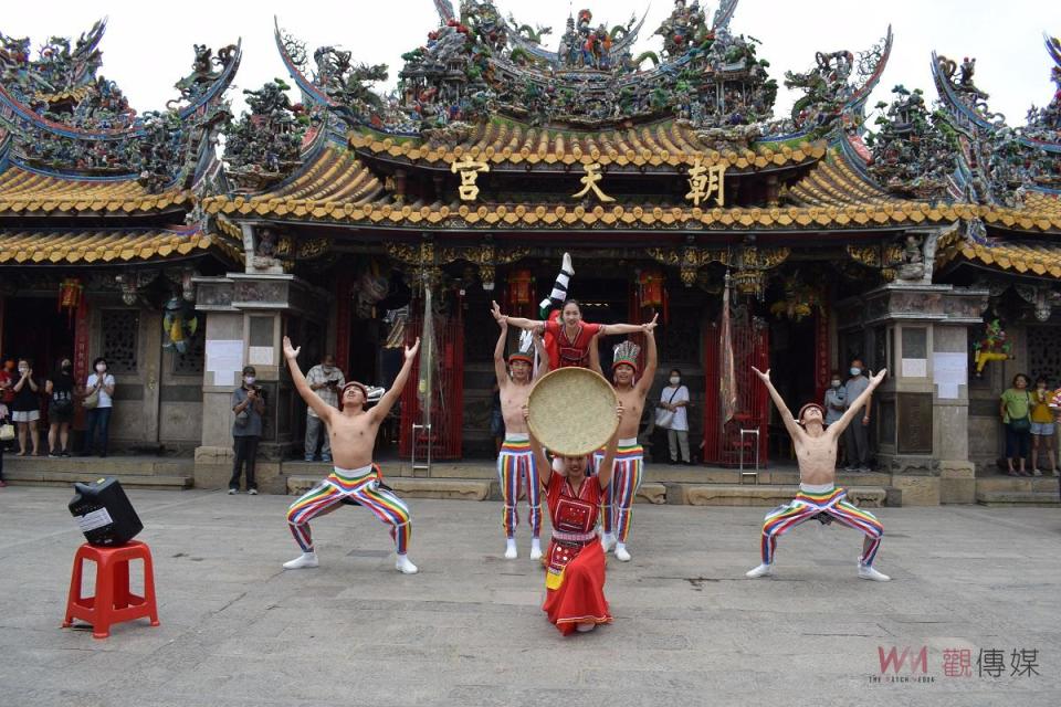 「北港迎媽祖」活動歷史悠久，被稱為北港地區小過年，每年農曆3月19、20日遶境活動，轎班會、神轎、真人藝閣、民俗藝術、地方藝陣齊聚，熱鬧非凡，2011年獲中央指定為國家重要民俗。今年為北港朝天宮建廟330周年且適逢星期六、日，廟方決定擴大辦理，已有逾百藝陣報名參與遶境，盛況空前。