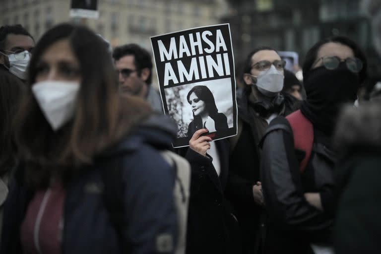 Una mujer alza un cartel con una foto de la mujer iraní Mahsa Amini durante una protesta por su muerte, el miércoles 28 de septiembre de 2022, en Berlín, Alemania