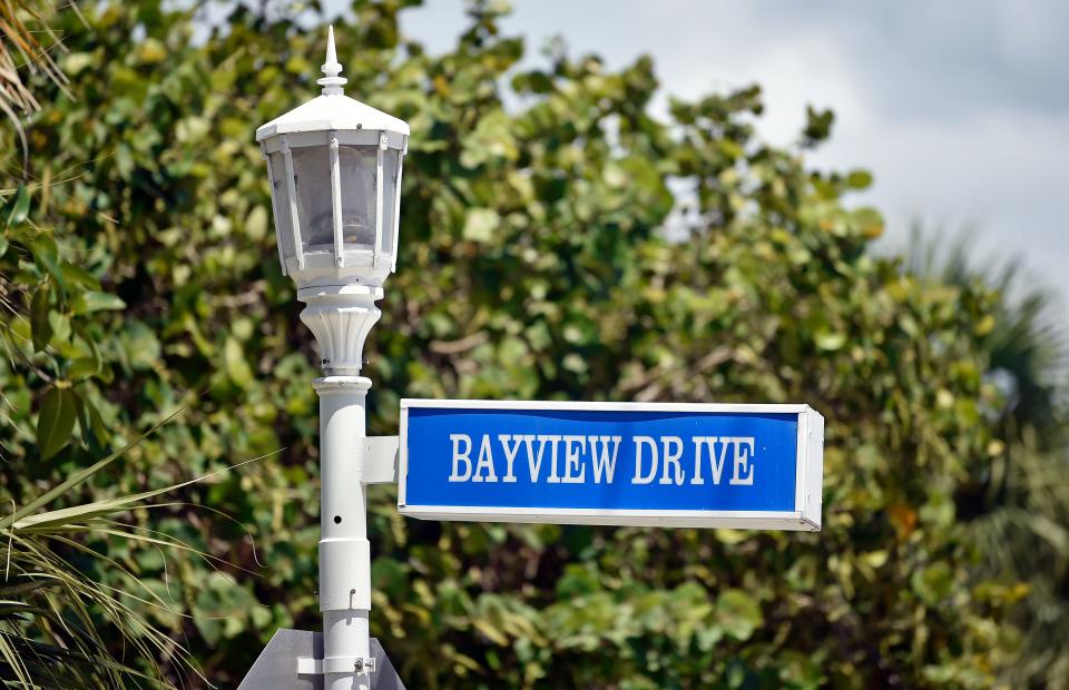 Because it is a subdivision of Sleepy Lagoon, a larger community occupying both sides of Longboat Key’s main thoroughfare, Bayview Estates has neighborhood access to the white sands of the Gulf.