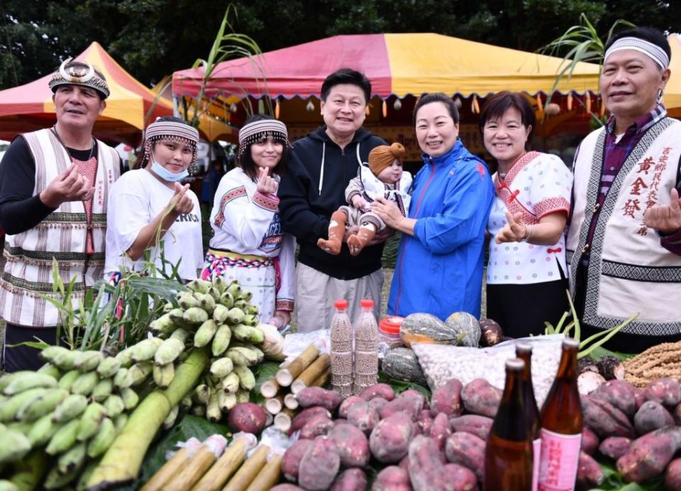 花蓮縣長徐榛蔚出席吉安鄉太魯閣族Mgay Bari感恩祭儀文化活動，與部落族人歡慶同樂。(記者林有清攝)