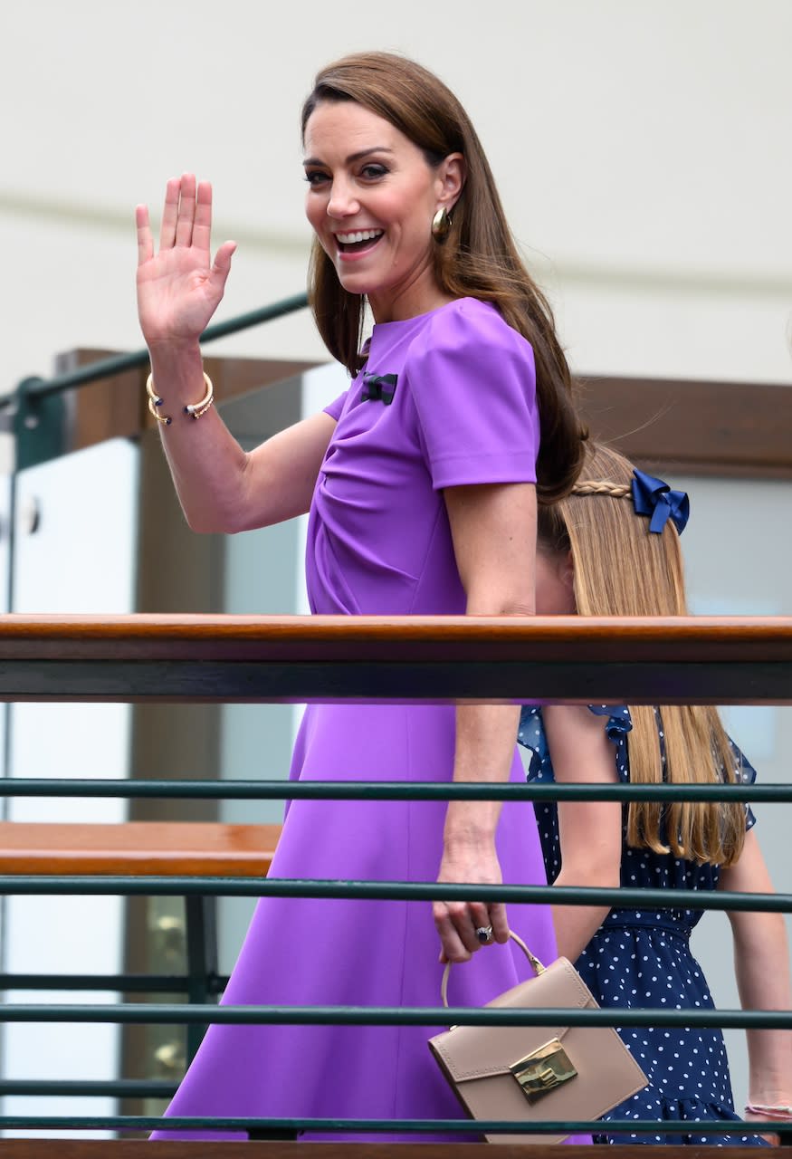 Princess Kate appears at Wimbledon tennis match!She looks good and remains elegant. The purple dress and handbag she wears are also from British brands.