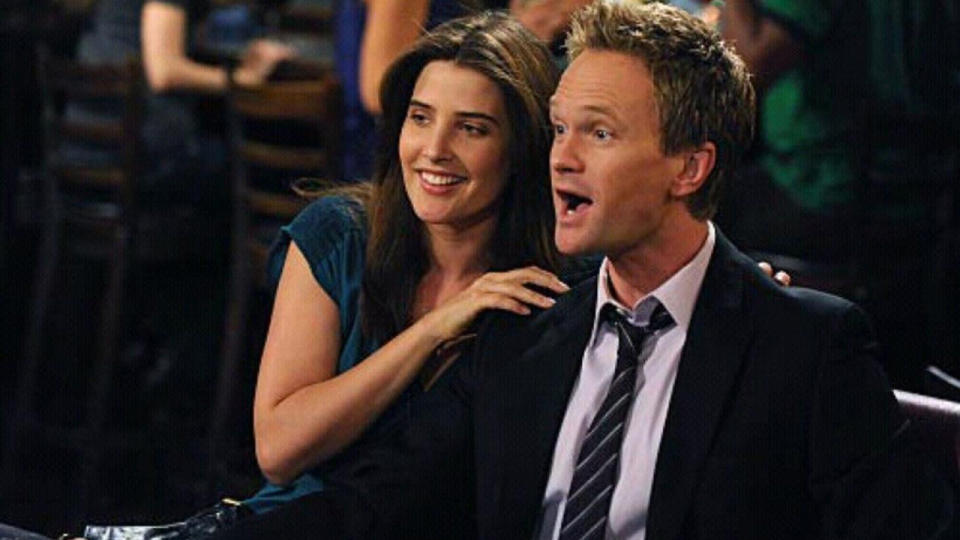 Barney and Robin in a booth at MacLaren's on HIMYM.