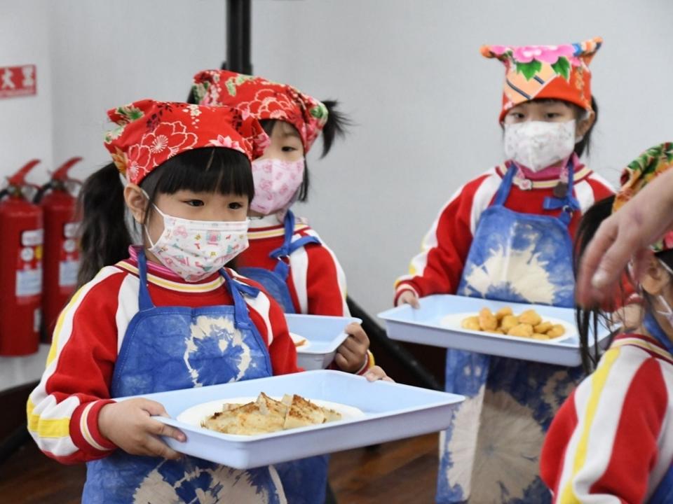 鄉幼孩童當服務生