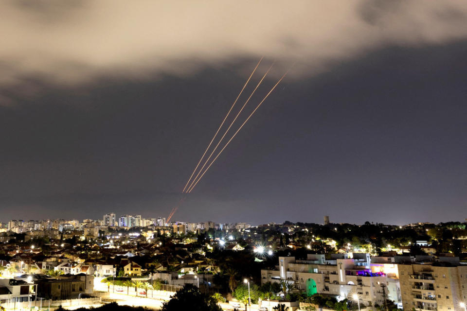 伊朗發動空襲後，14日以色列南部城鎮阿什克隆市（Ashkelon）的反飛彈系統展開運作。（路透社）