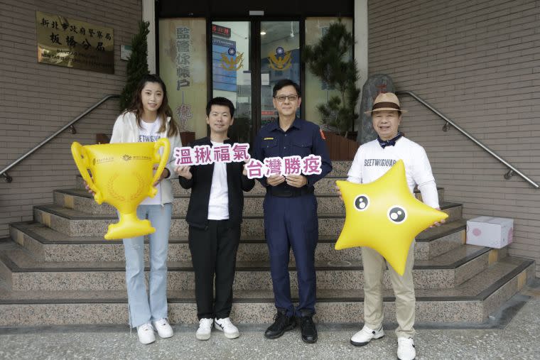 東奧跆拳道銅牌的跆拳甜心羅嘉翎今天(13日)到新北市板橋警分局和後埔派出所贈送福氣刈包為第一線抗疫英雄打氣。看見台灣基金會提供