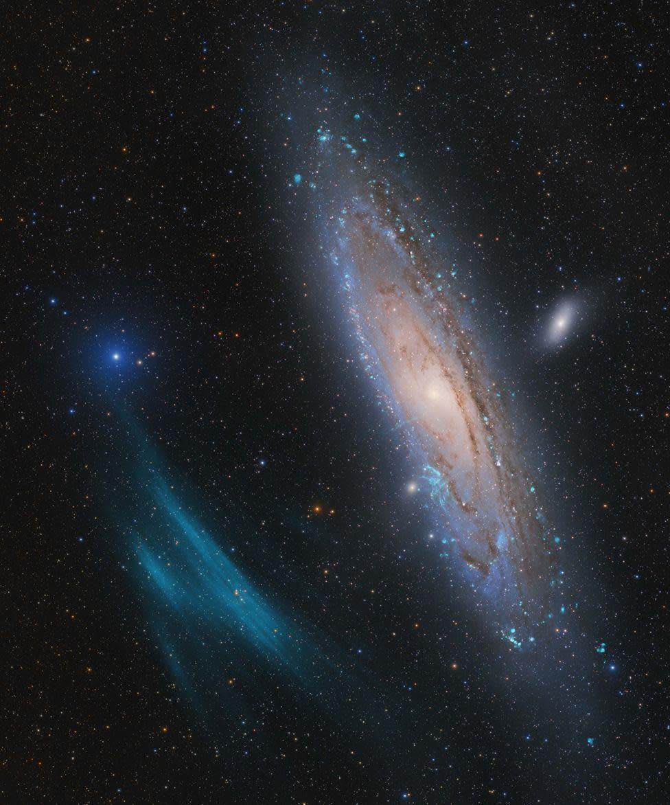 Un enorme arco de plasma junto a la galaxia de Andrómeda (M31).