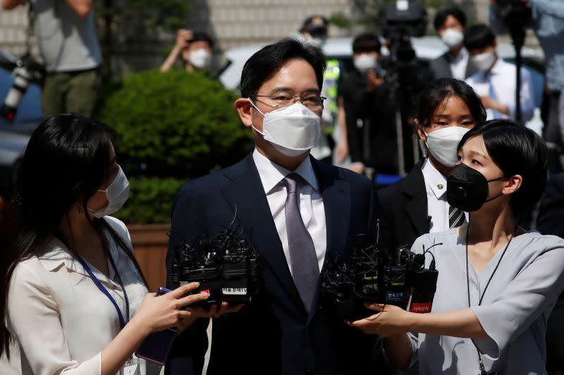Samsung Group heir Jay Y. Lee arrives for a court hearing to review a detention warrant request against him at the Seoul Central District Court in Seoul