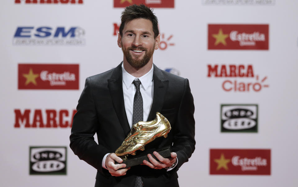 El astro argentino del Barcelona, Lionel Messi, posa después de recibir su cuarto premio de la Bota de Oro como máximo anotador de Europa la temporada pasada, el viernes 24 de noviembre de 2017 en Barcelona. (AP Foto/Manu Fernandez)