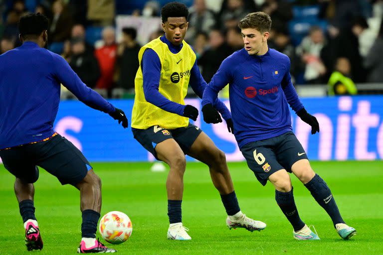 Los jugadores de Barcelona entran en calor antes del Clásico contra Real Madrid