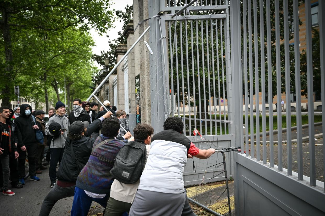 L'université Lyon 3, bloquée le 30 avril 2024 (Photo by OLIVIER CHASSIGNOLE / AFP)