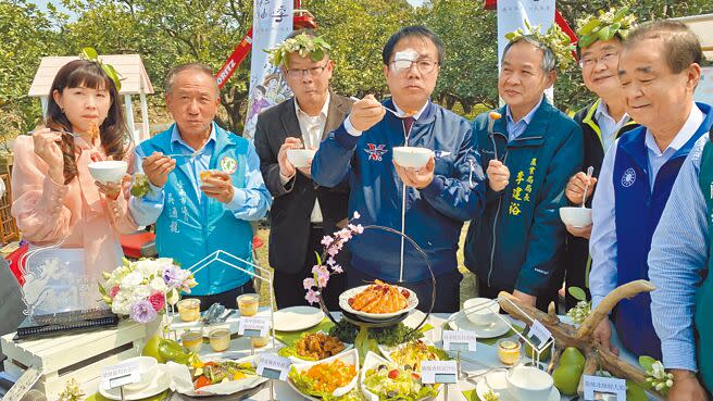 麻豆柚花季12日登場，台南市長黃偉哲（左四）到柚園宣傳柚花季活動。（張毓翎攝）