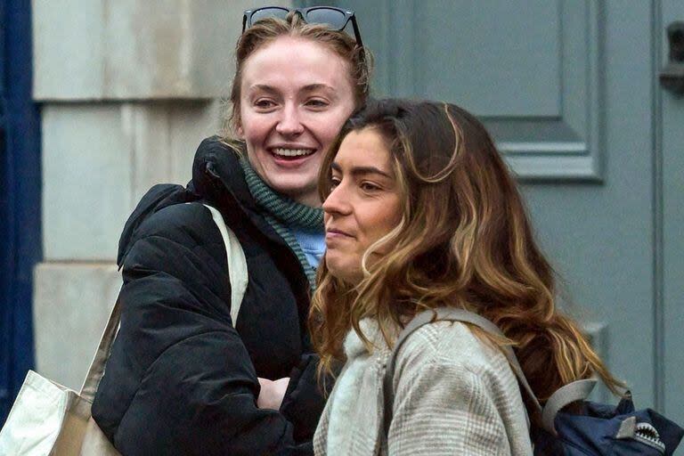 Sophie Turner junto a su amiga Tabitha Doherty y su particular forma de venganza contra los paparazzi