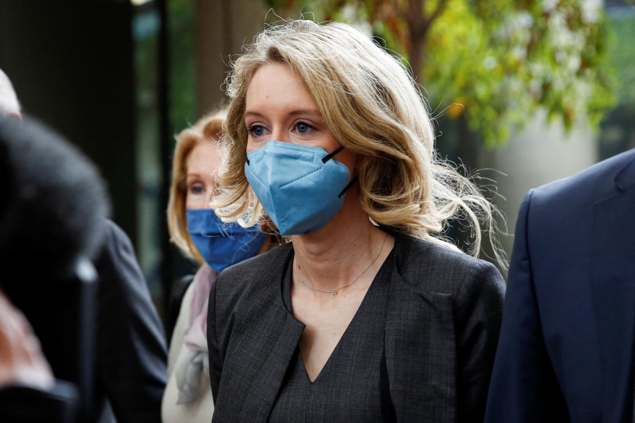 Theranos founder Elizabeth Holmes (center) arrives to attend her fraud trial at federal court in San Jose, California, U.S. January 3, 2022.  REUTERS/Brittany Hosea-Small