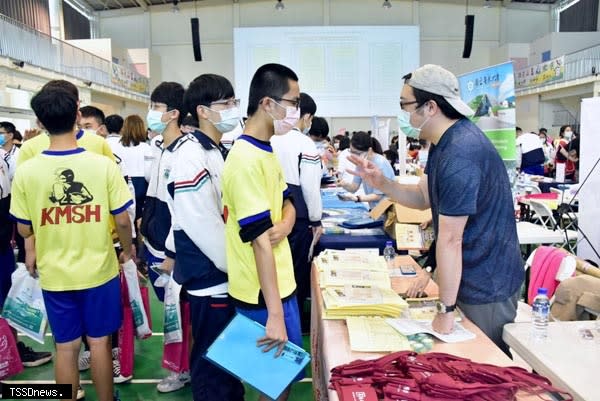 港明高中「大學生涯博覽會」，廣邀全台60餘所公私立大學與技專校院設攤，提供學生升學進路資料及諮詢，協助面對多元入學及進行生涯探索。（記者李嘉祥攝）