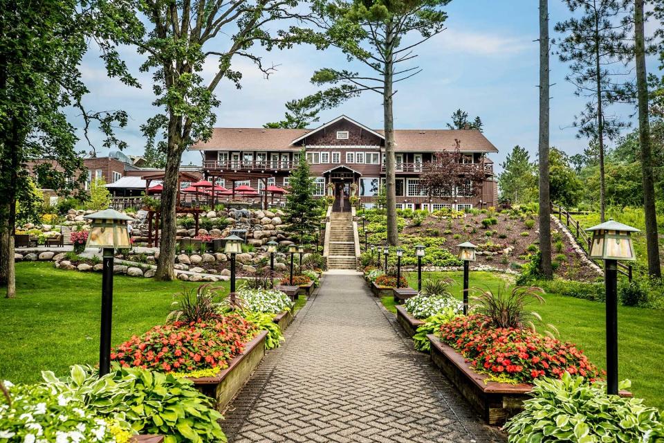 Exterior and grounds of the Grand View Lodge