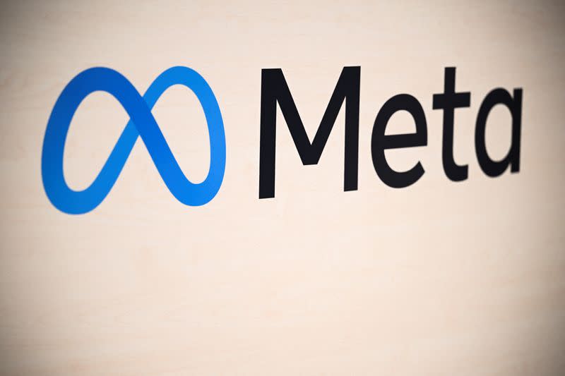 FOTO DE ARCHIVO: Un logotipo de Meta aparece en una feria comercial en Hannover Messe, en Hannover