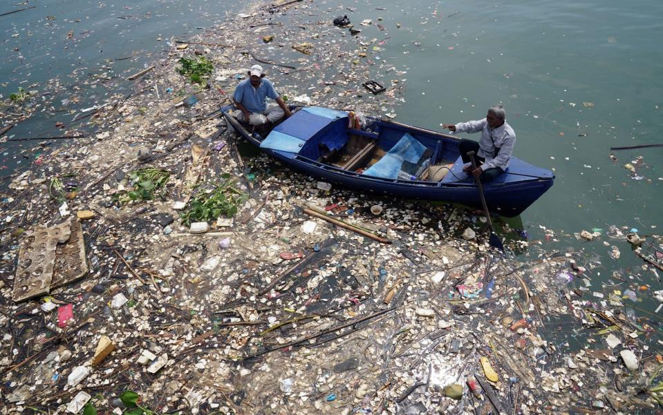 Menschen sammeln Plastikmüll, der in Indonesien im Meer entsorgt wird – Owen Humphreys/PA