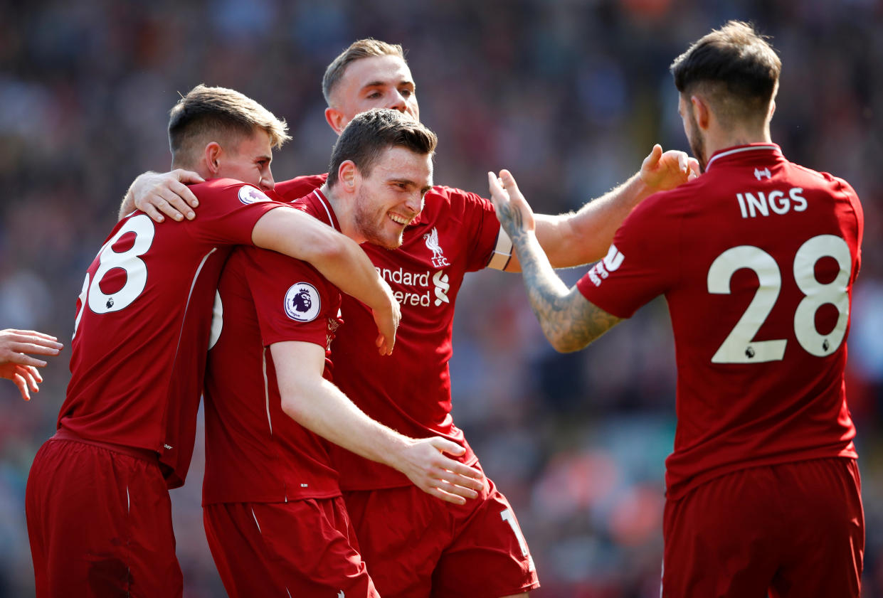 Andrew Robertson (centro) celebrando un gol con sus compañeros del Liverpool. Foto: Reuters/Carl Recine.