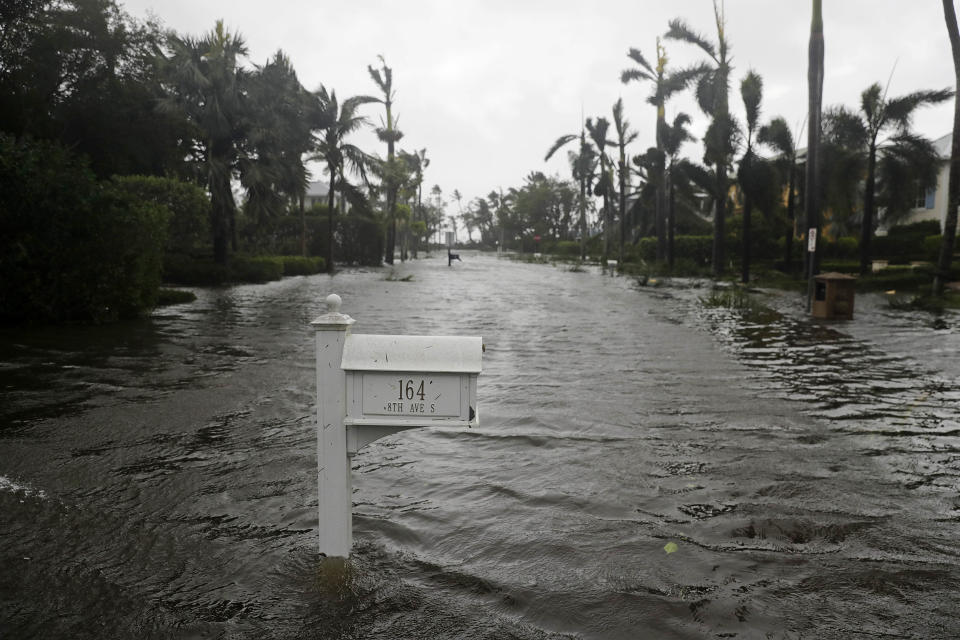 <p>Eine Straße in Naples, Florida, steht komplett unter Wasser. (Bild: David Goldman/AP/dpa) </p>