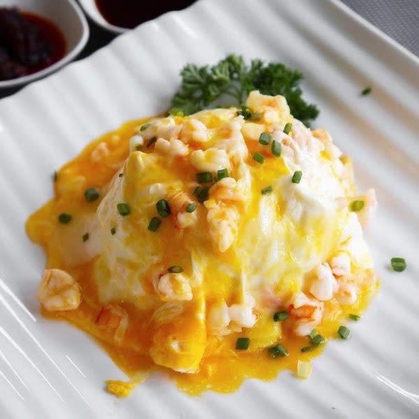 a photo of crab omelette rice