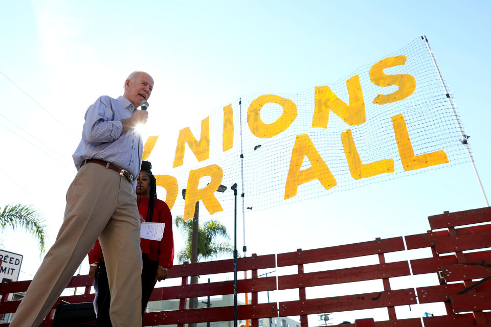 Former Vice President Joe Biden speaks to McDonald's cooks and cashiers on a picket line in December.&nbsp; (Photo: Patrick Fallon / Reuters)