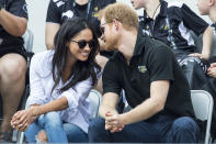 <p>Während eines Rollstuhl-Tennisspiels anlässlich der Invictus Games zeigt sich Prinz Harry erstmals mit seiner Freundin, der Schauspielerin Meghan Markle, in der Öffentlichkeit. (Bild: WENN.com) </p>