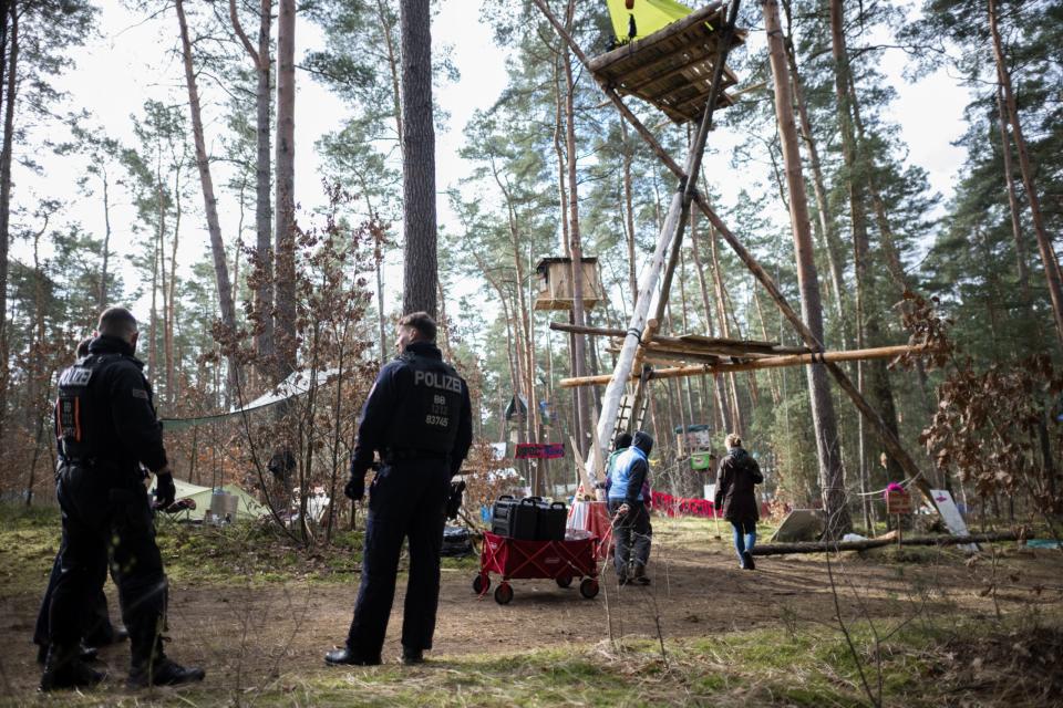 Bis das Gericht über den Eilantrag von "Tesla stoppen" entschieden hat, bereitet sich die Aktivisten im Protestcamp auf eine mögliche Räumung vor. - Copyright: picture alliance/dpa | Sebastian Gollnow